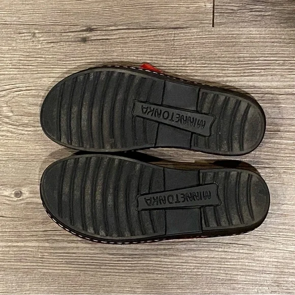 Minnetonka Women’s Size 6 Red Sandals Comfortable Leather Footwear - Picture 2 of 6